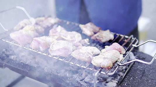 烤箱上美味的牛肉牛排火焰和烟雾周日晚餐午餐慢动作视频的预览图