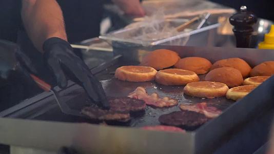 牛肉汉堡蛋糕和培根人视频的预览图