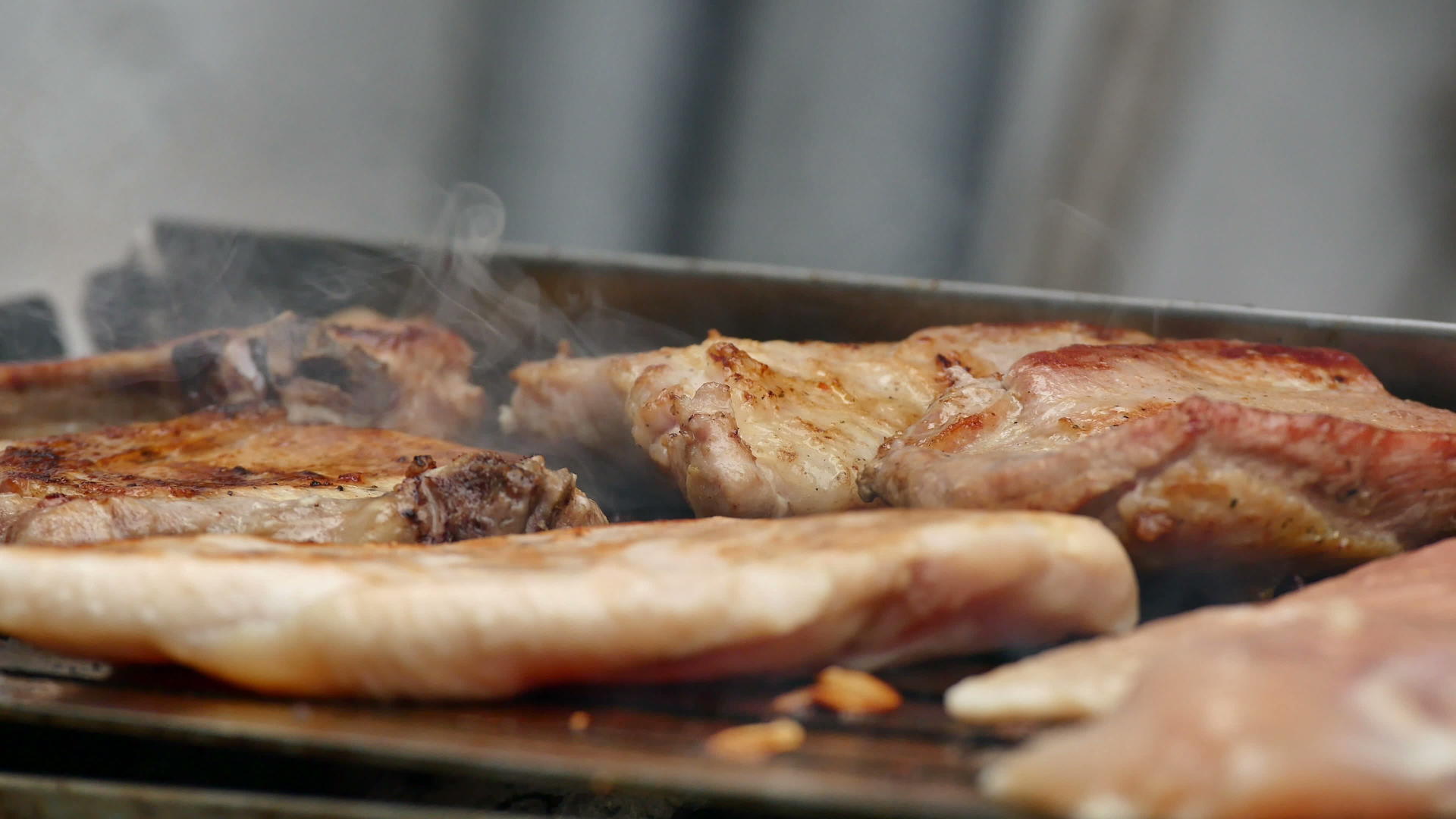烤炉上的肉4k视频的预览图