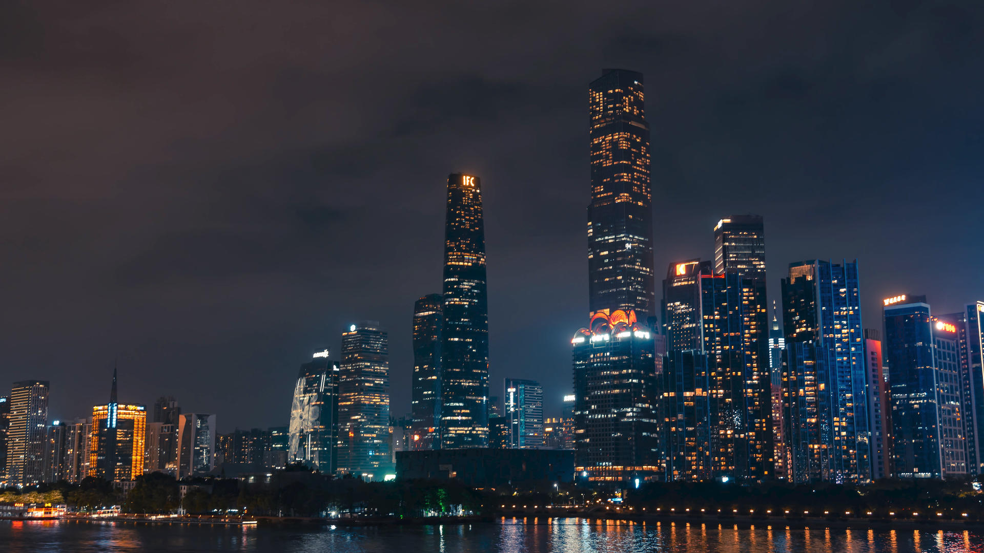 4K广州国际金融中心双子塔夜景商务建筑延时视频的预览图