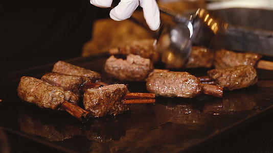 在一次社交活动中厨师在烤架上准备牛排和牛肉视频的预览图