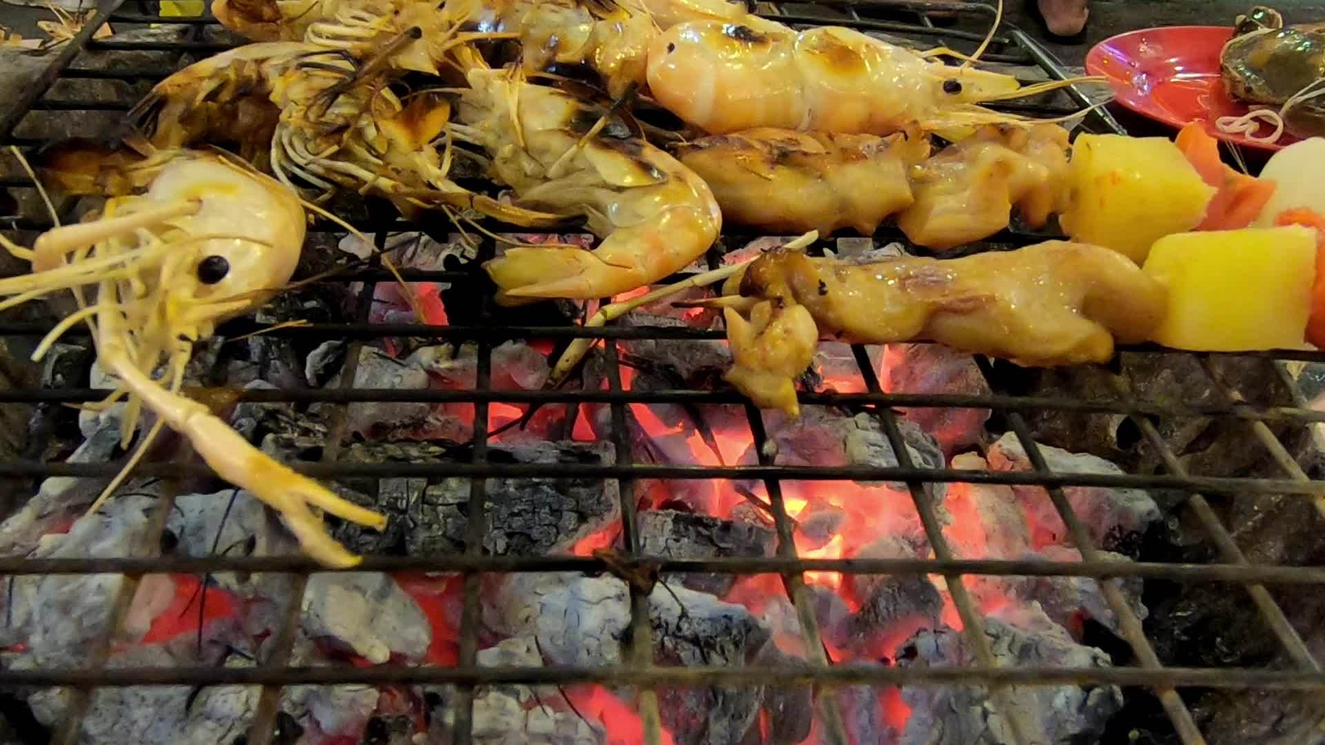 烧烤木炭火上加入蔬菜虾和鸡肉视频的预览图
