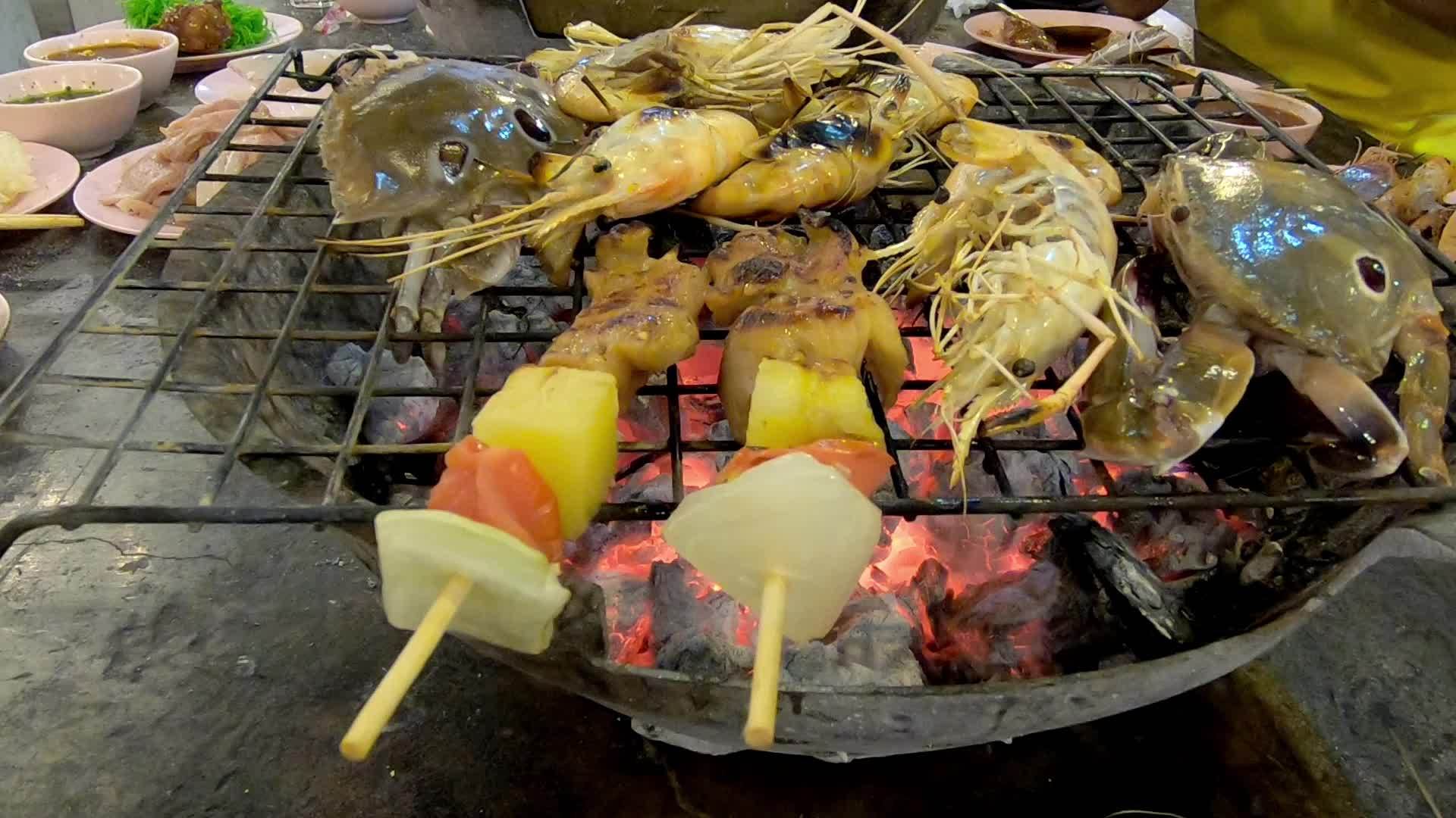 虾蟹和鸡肉以及烧烤木炭炉上的蔬菜视频的预览图