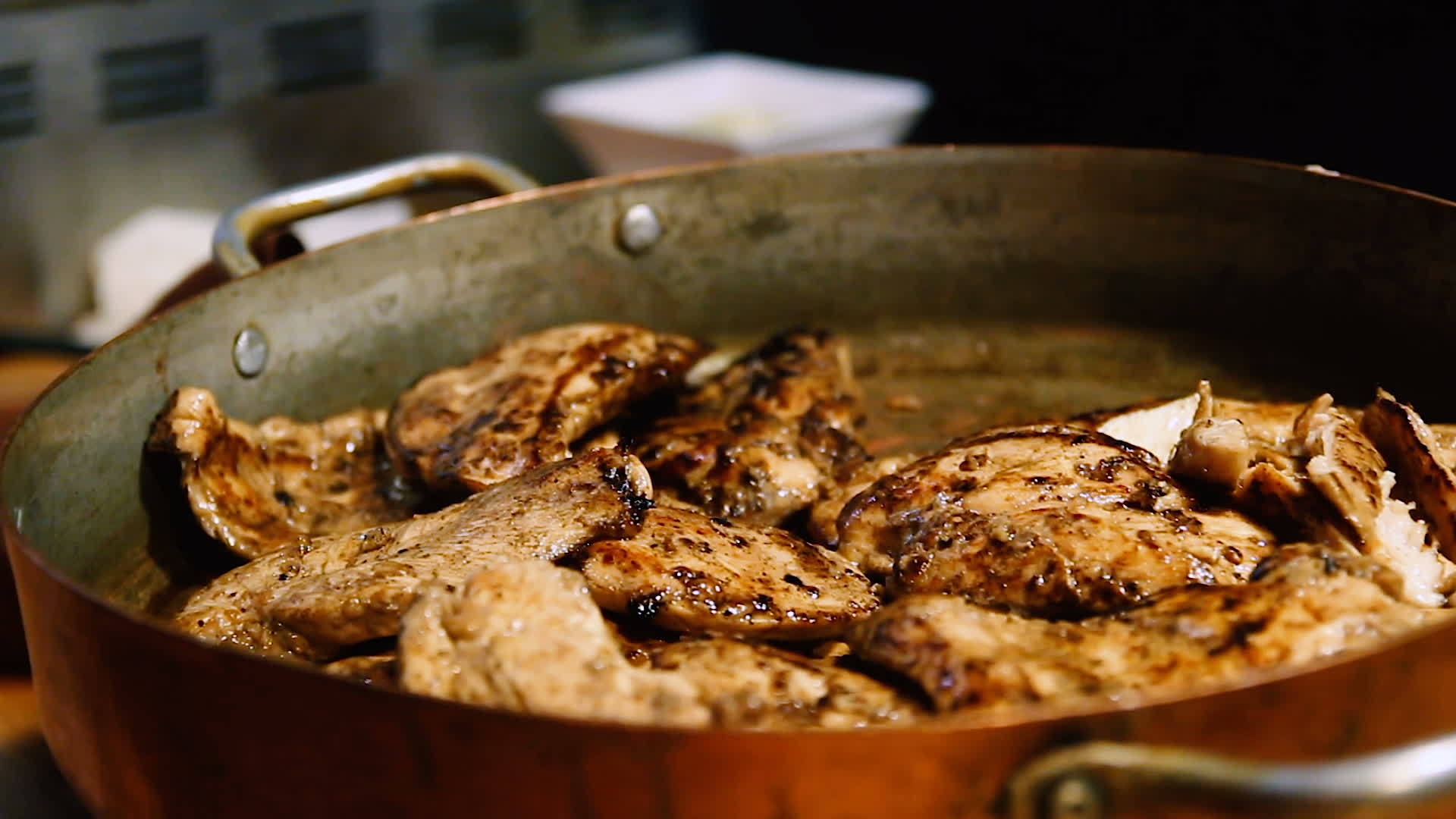 炸鸡胸前的金属厨房餐具视频的预览图