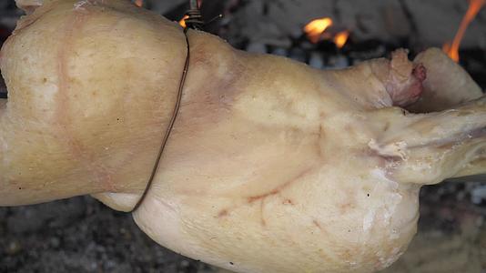 在与传统烤鸡的园艺聚会上鸡皮放在火上方视频的预览图