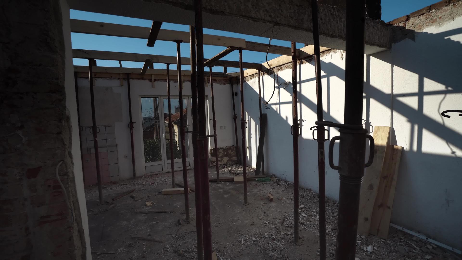 重建被大火摧毁的房屋视频的预览图