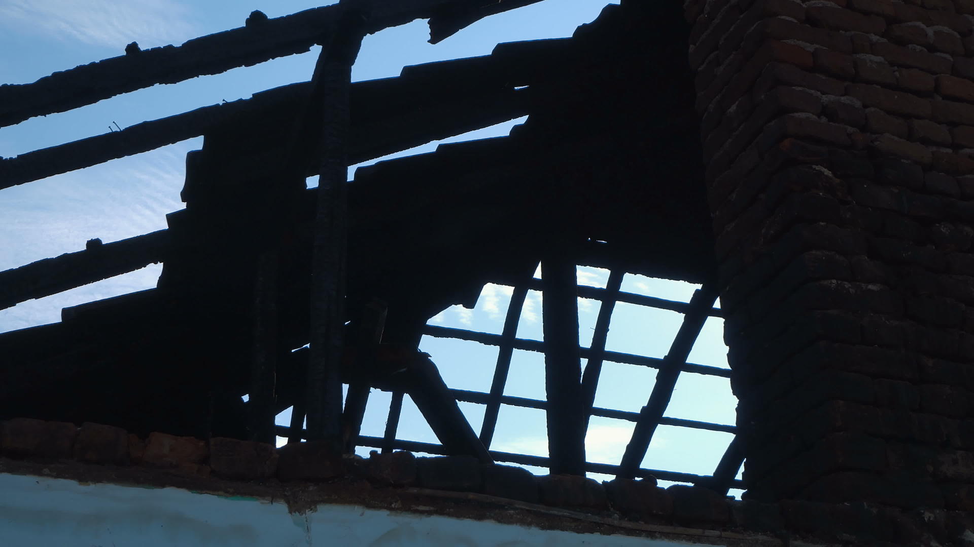 从里面看一个被烧毁的老房子视频的预览图