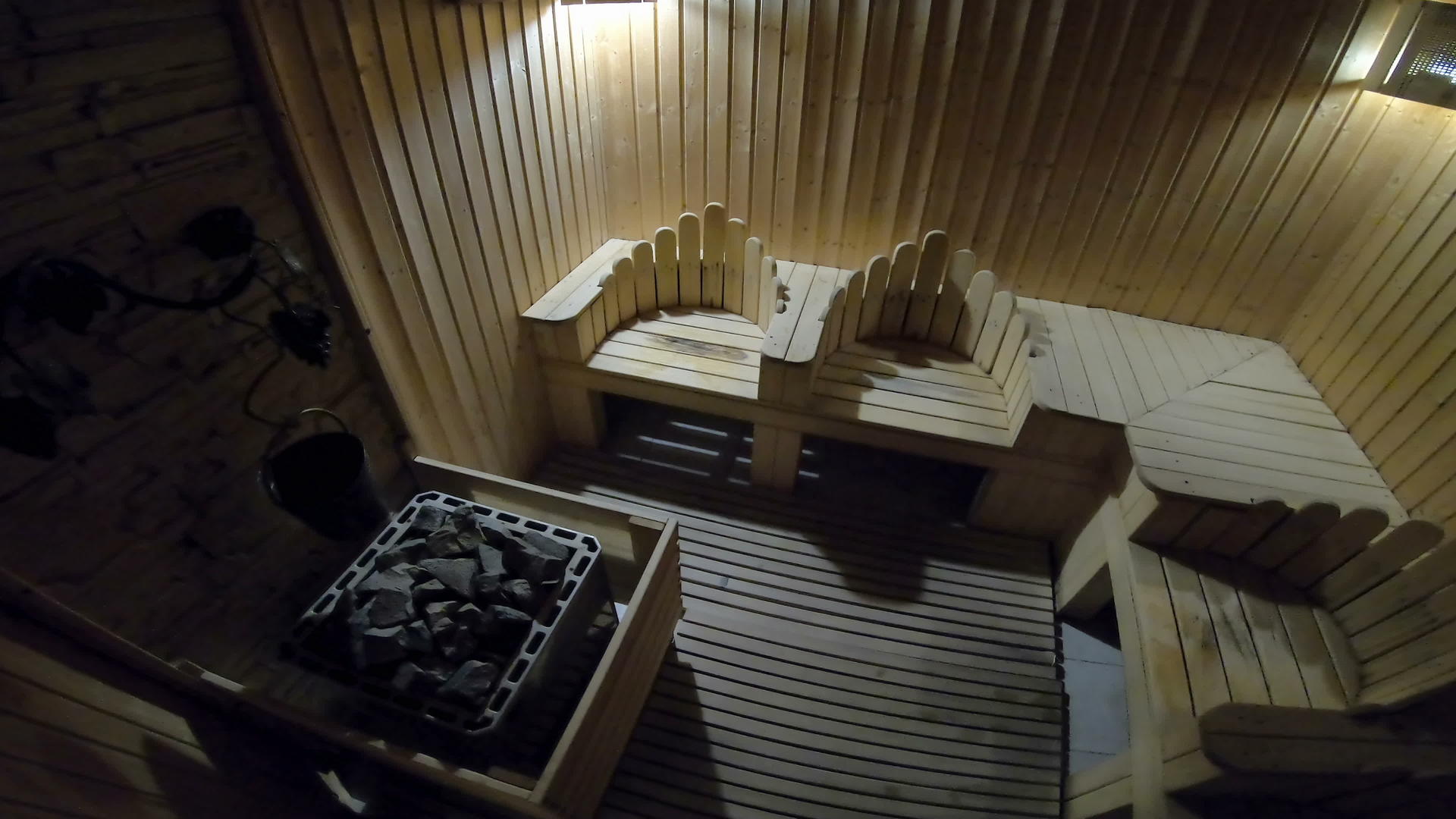 桑拿室在热桑拿中放松视频的预览图