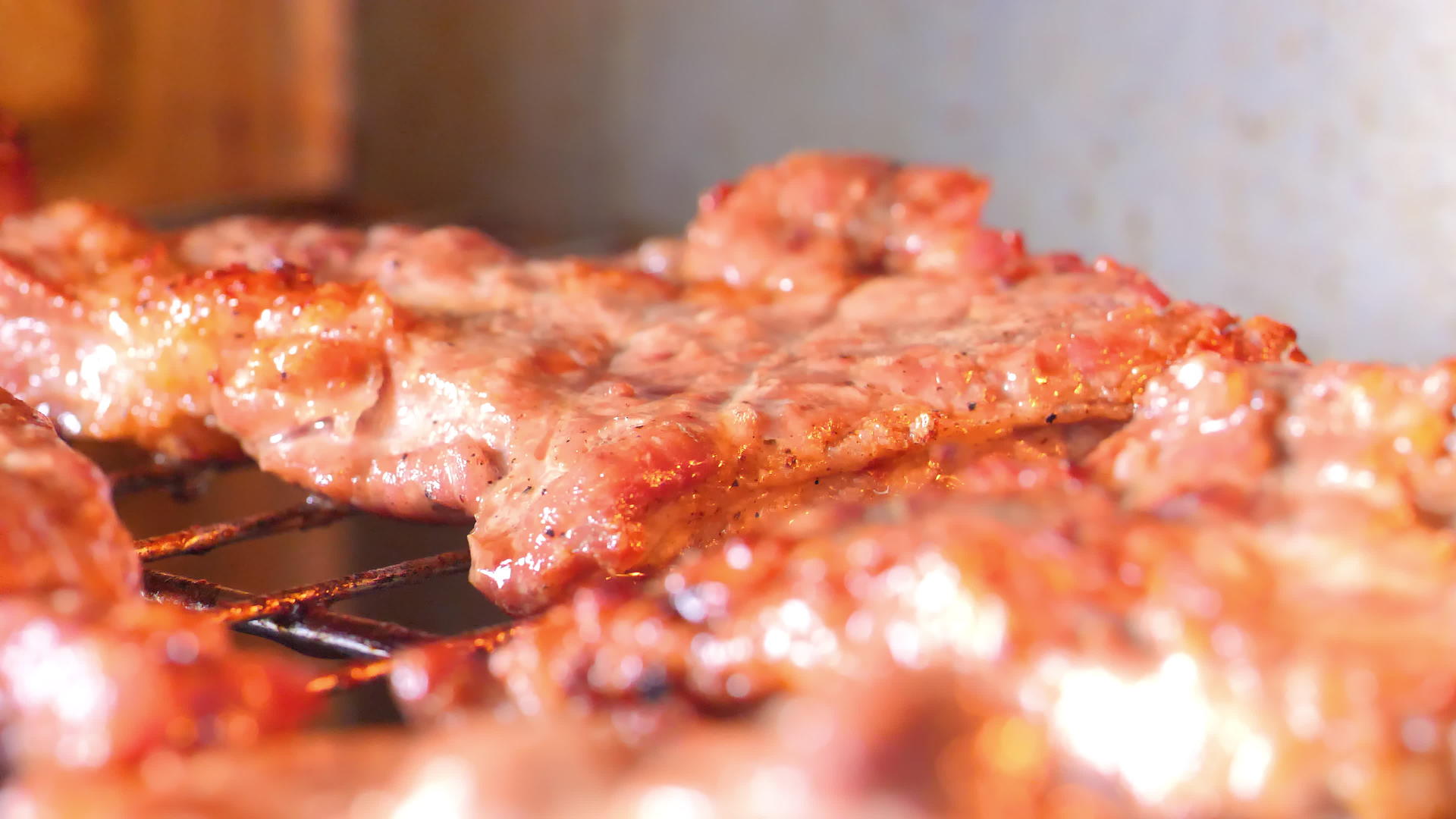 在烤箱里烤猪肉产生的热量视频的预览图