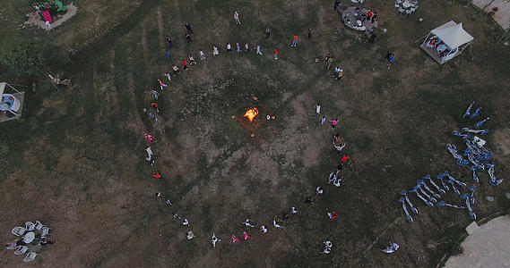 4k一群人围着篝火狂欢跳舞视频的预览图