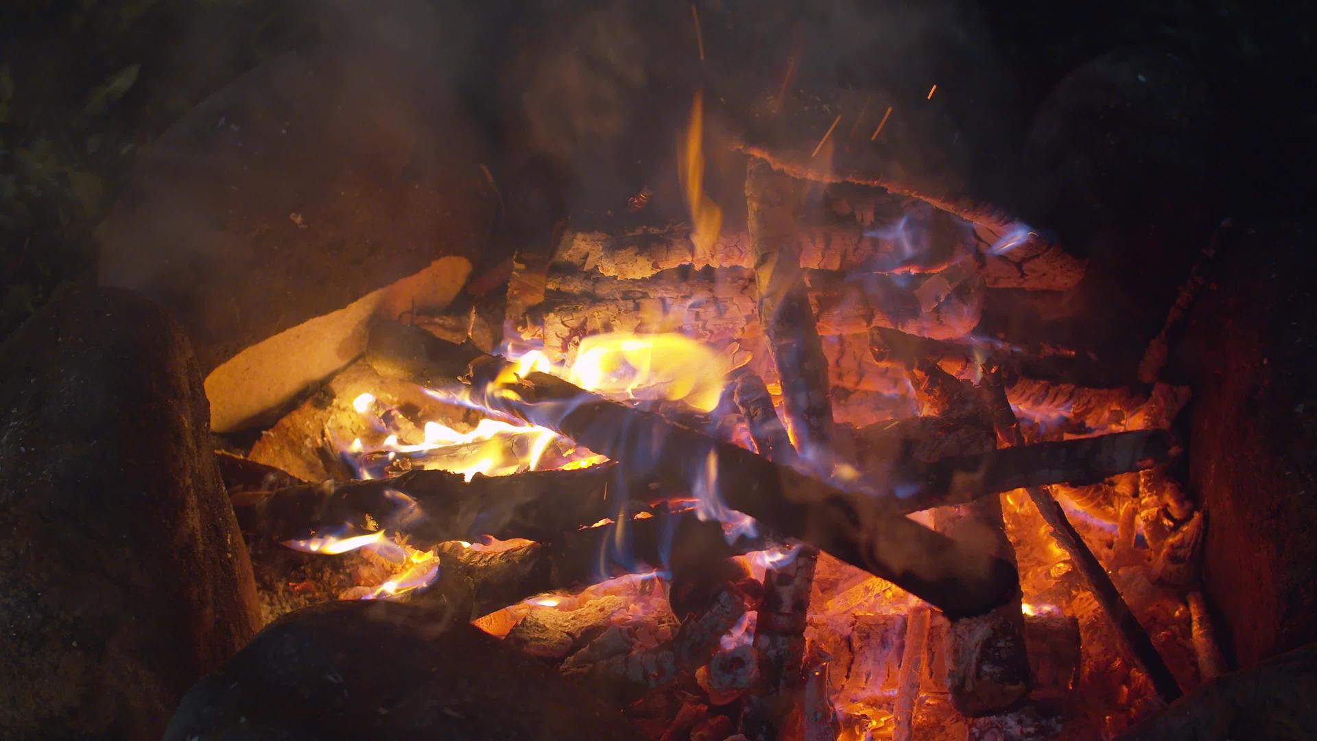 在夜间的火中有火焰的舌头视频的预览图