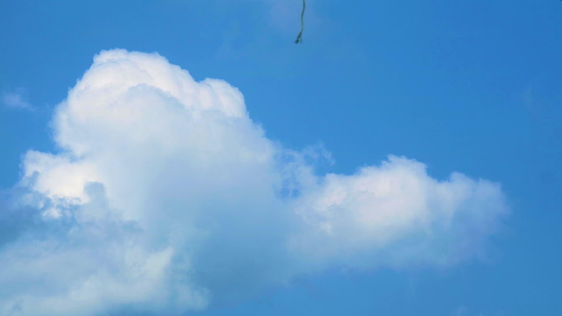 美丽的黄蓝色天空白云在夏天飘动视频的预览图
