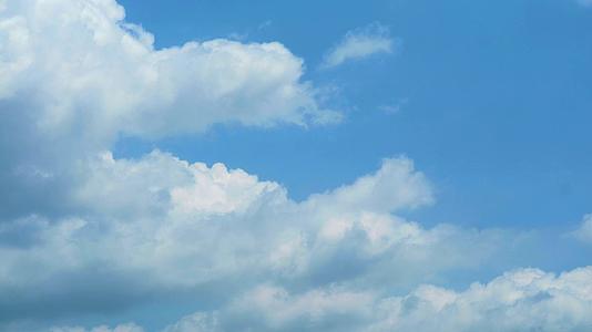 美丽的蓝天在夏天有纯云飘动视频的预览图