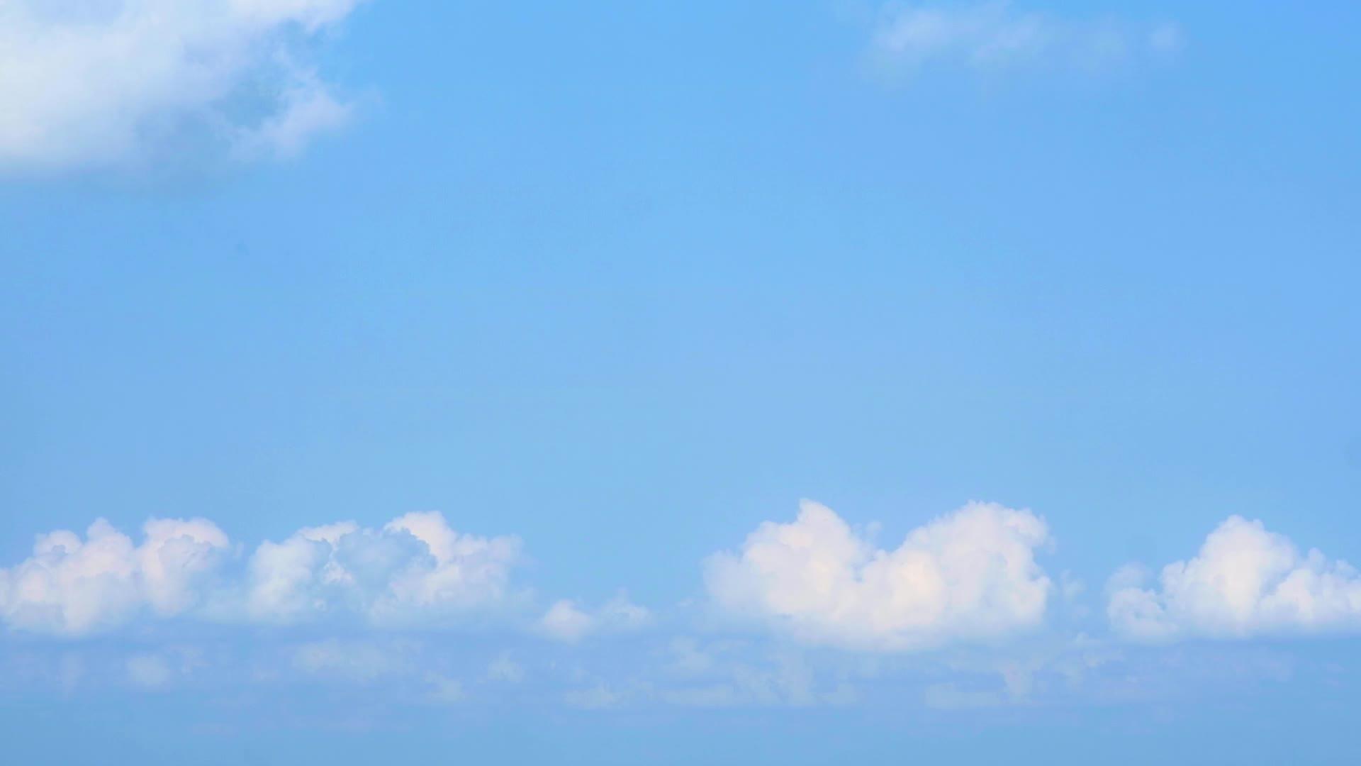 美丽的蓝天在夏天飘动着柔和的白云视频的预览图