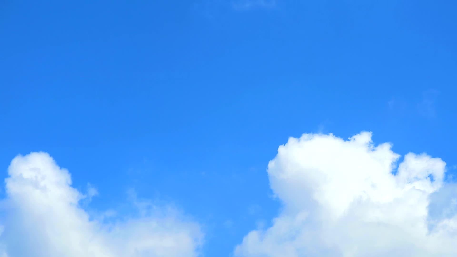 美丽的蓝天有堆积的白云随着时间的推移滚动视频的预览图