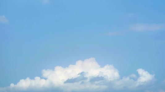 美丽的蓝天在夏天有小乌云飘动视频的预览图