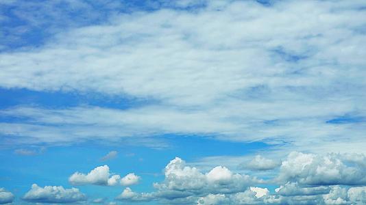 美丽的白色和蓝色的天空在夏天有小云飘动视频的预览图