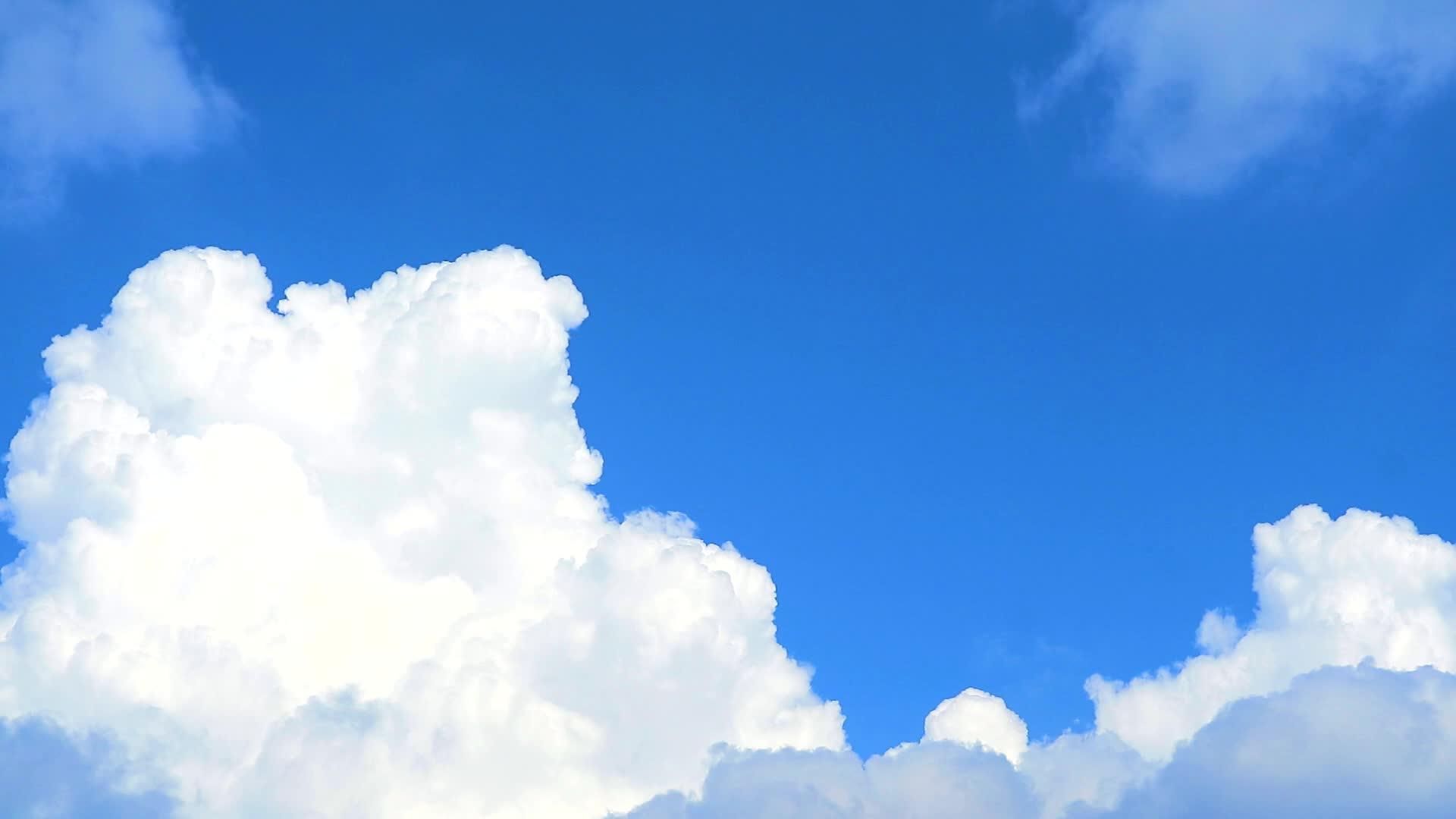 美丽的白云在蓝天中飘动视频的预览图