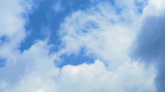 美丽的纯蓝色天空白云在夏天飘动视频的预览图