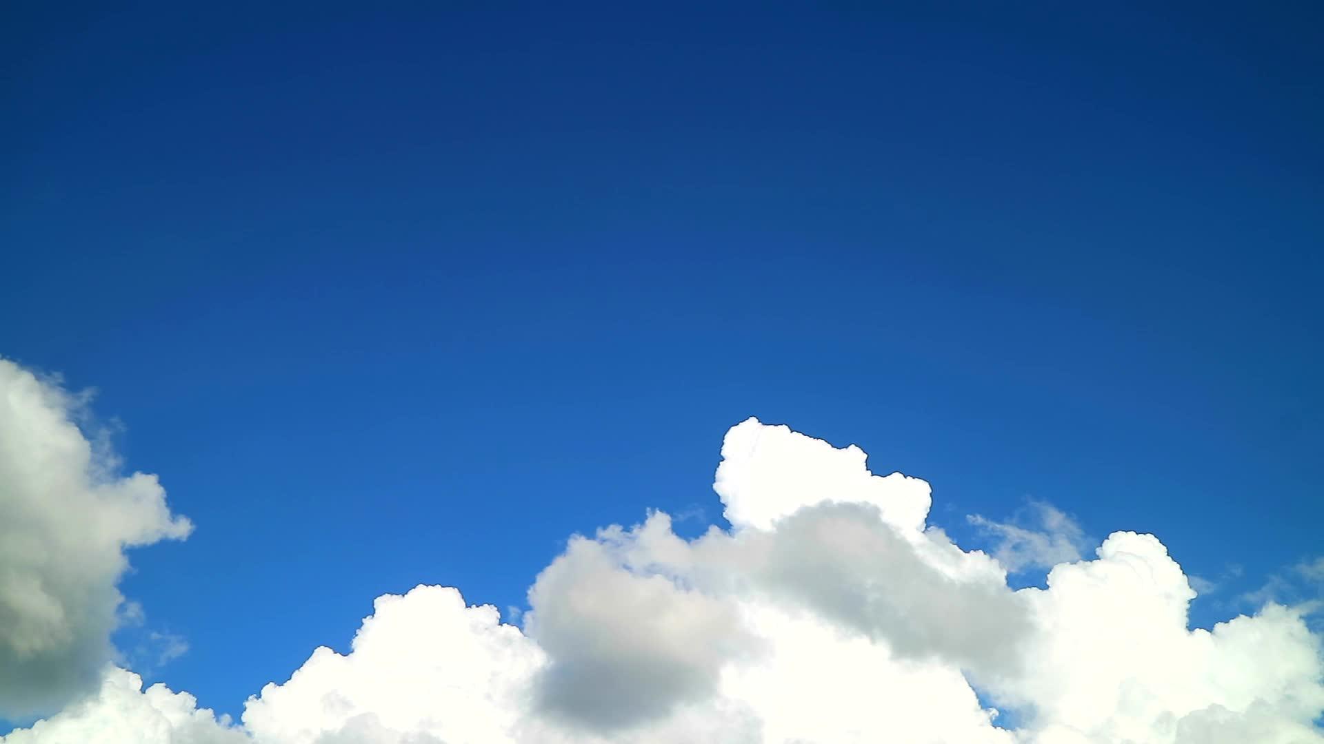 纯蓝色天空和白色灰色云移动间隔间隔视频的预览图