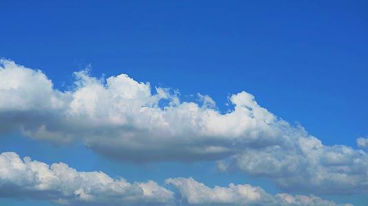 纯净明亮的蓝天两朵白云在夏天流逝视频的预览图