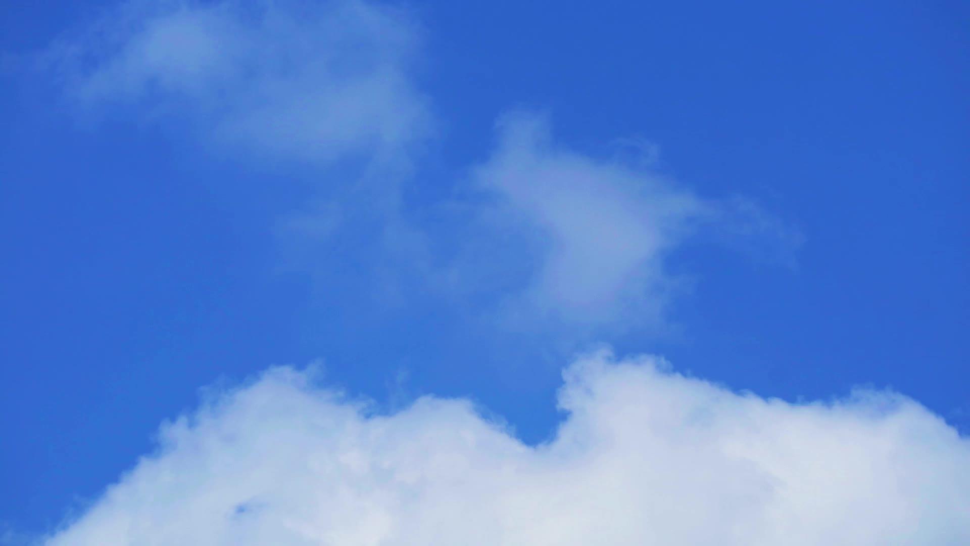 纯净明亮的蓝天白云视频的预览图