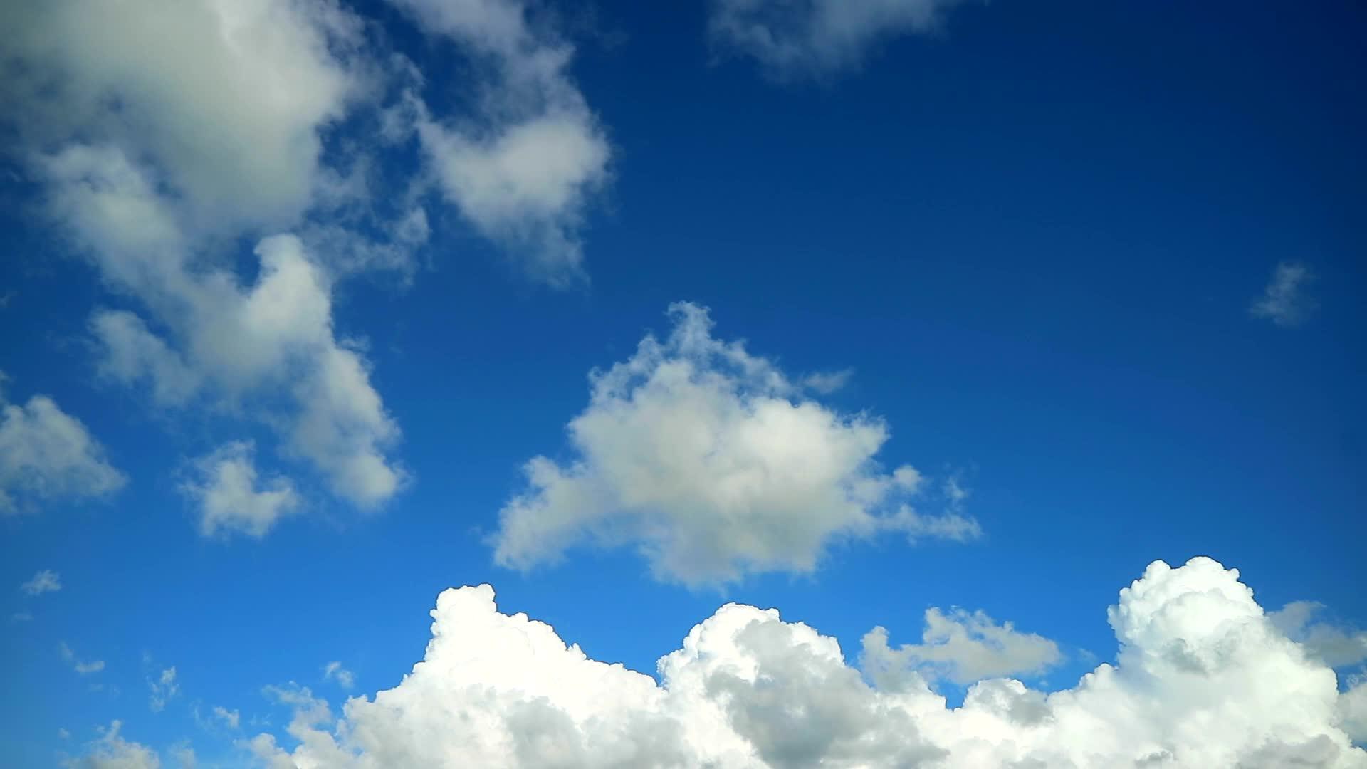 纯蓝色天空和白色软堆积云移动时间失败视频的预览图