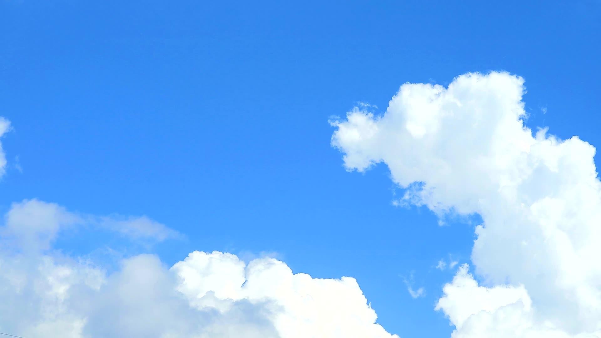 慢慢移动的白色积云和纯蓝色的天空和小云视频的预览图