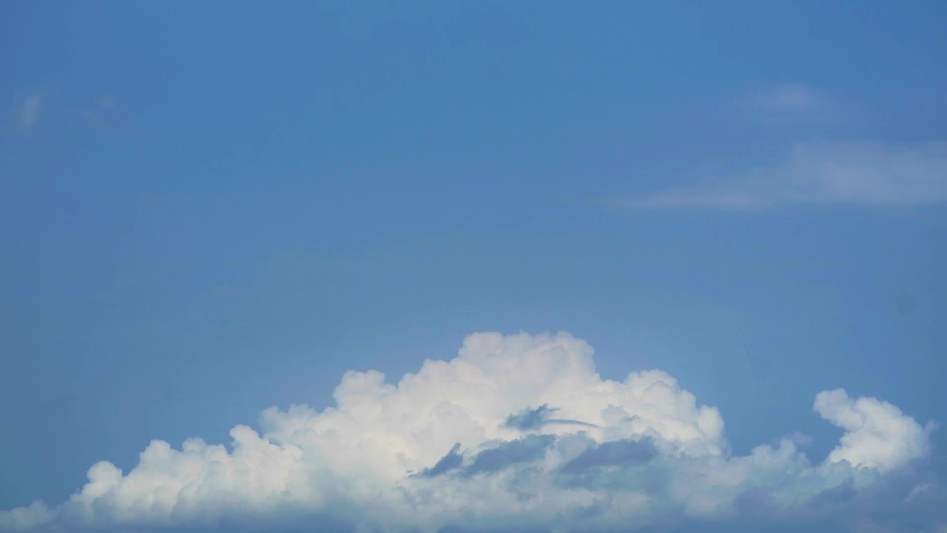 灰色的蓝天白云在冬天时间的流逝中移动和稀释视频的预览图