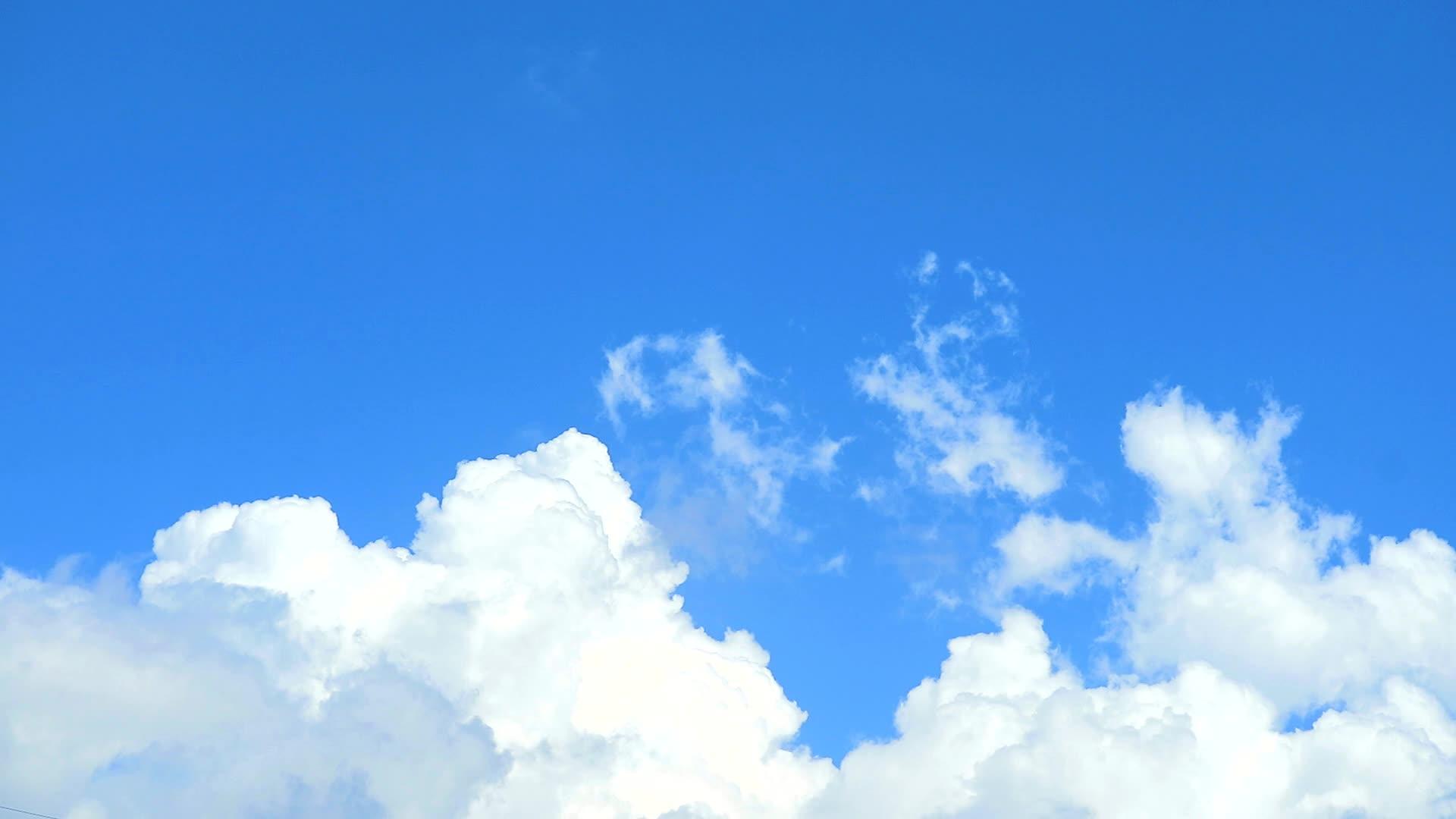 白色的云和蓝色的蓝天在微软的云中传递视频的预览图