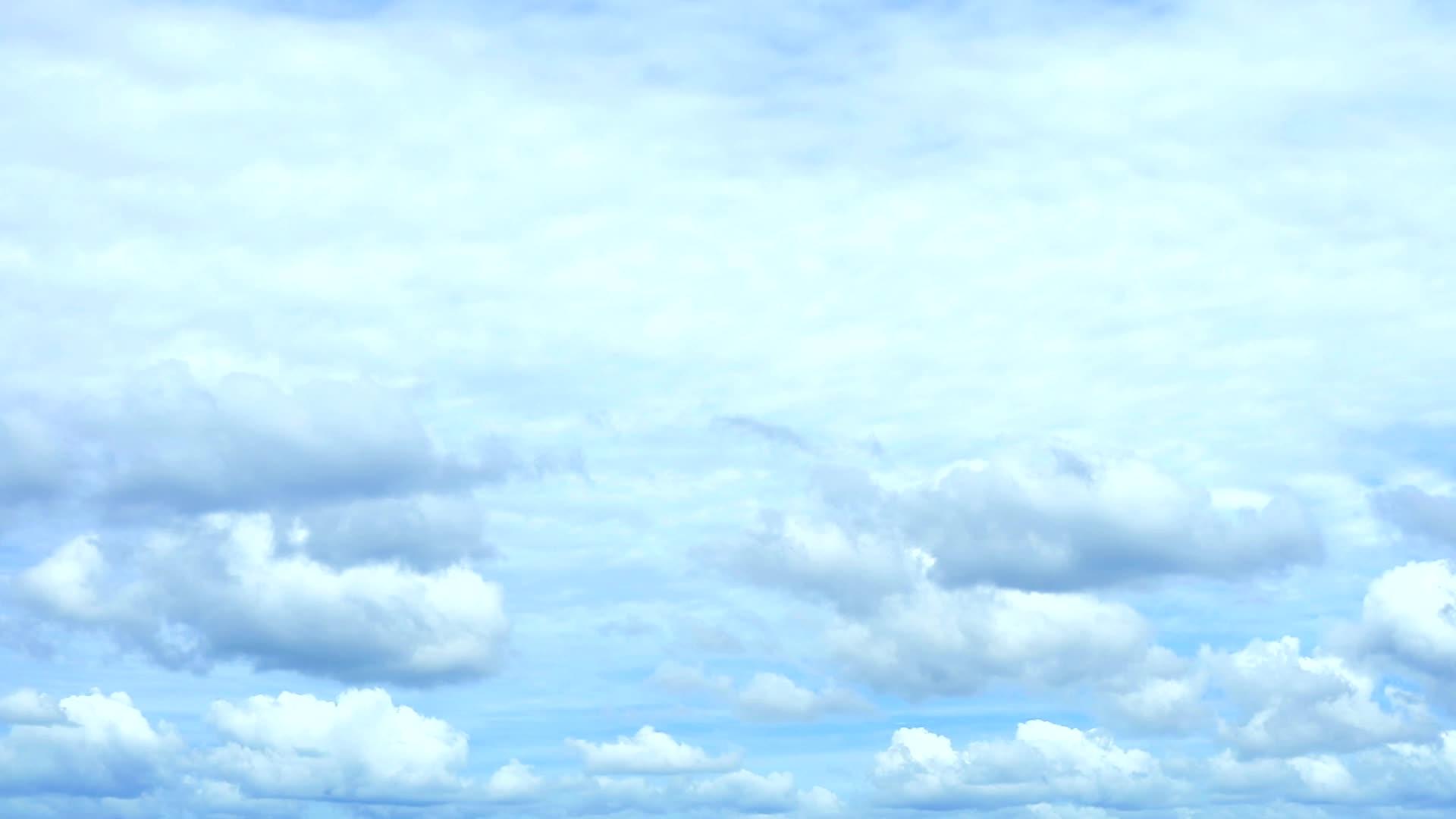 灰色蓝天和白色灰色云移动时差视频的预览图
