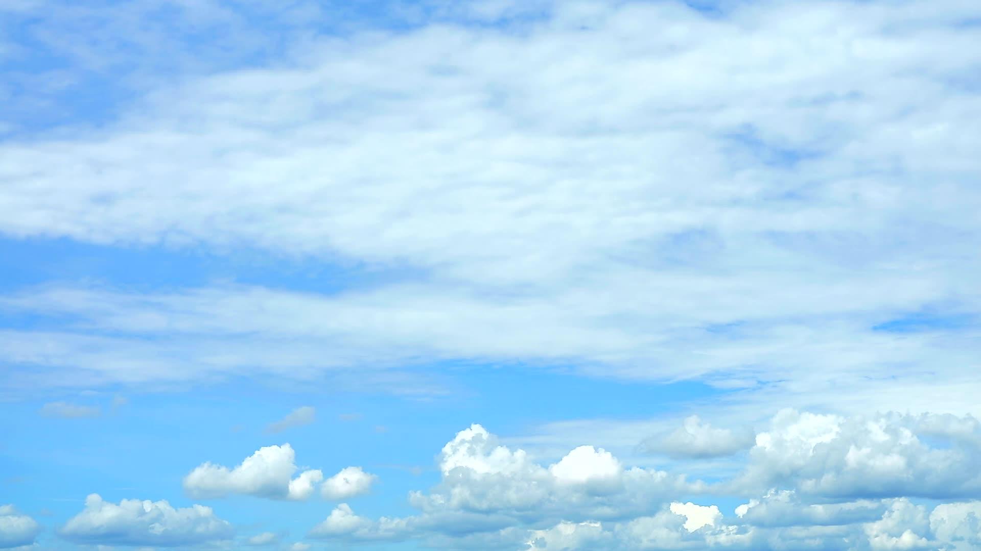 灰色的蓝天和白色的灰色层云云移动时间间隔视频的预览图
