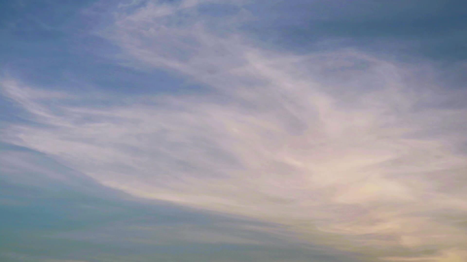 灰色和深蓝色的天空白云在冬天视频的预览图