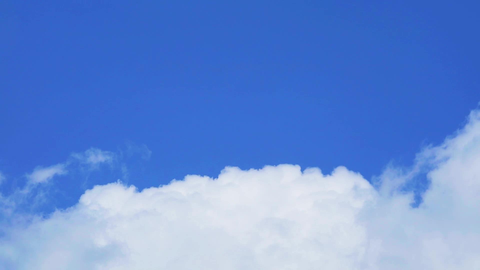 纯净明亮的蓝天白云在雨季落空视频的预览图