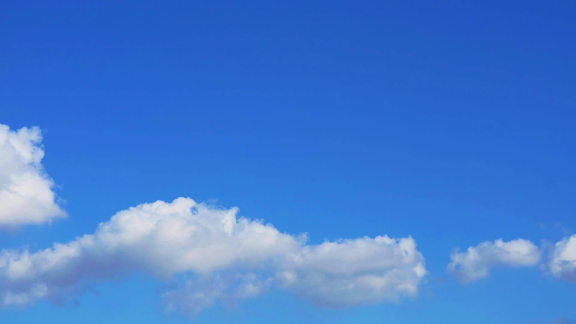 清澈的蓝天和白云在冬天失效时在天线上移动视频的预览图