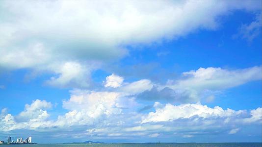 雨季来临时美丽的白云和蓝色的天空横跨大海视频的预览图