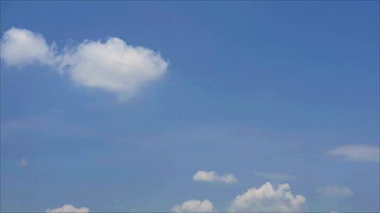 小灰蓝天白云在冬天流逝视频的预览图