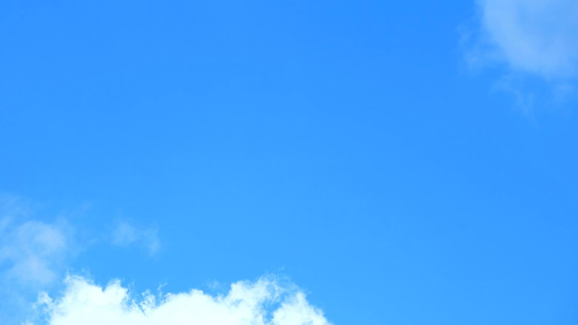 巨大的软云流过白色的积云和蓝天视频的预览图