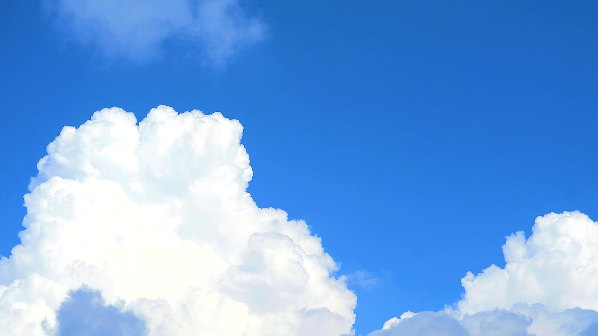 美丽的白云在蓝天的背景下移动视频的预览图
