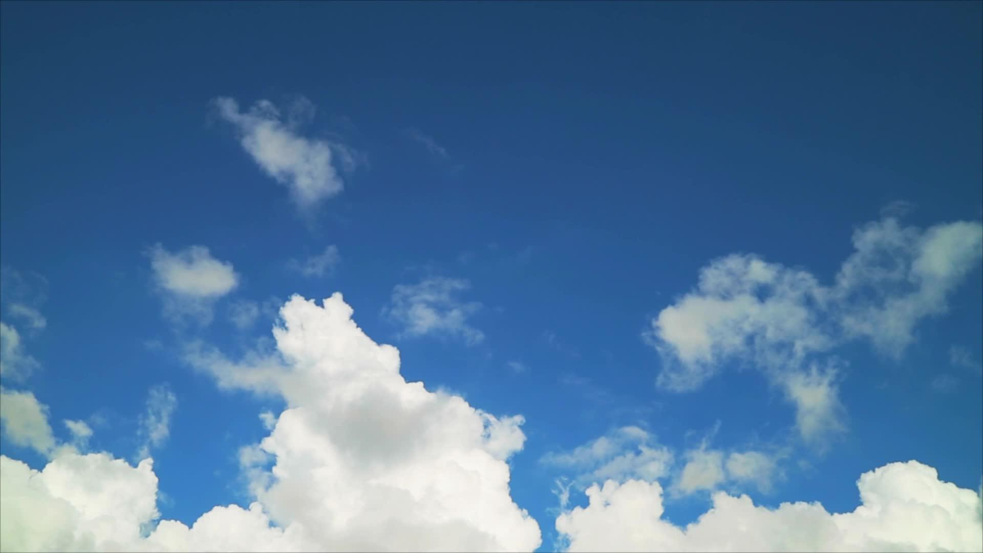 冬天的蓝天白云和蓝天视频的预览图