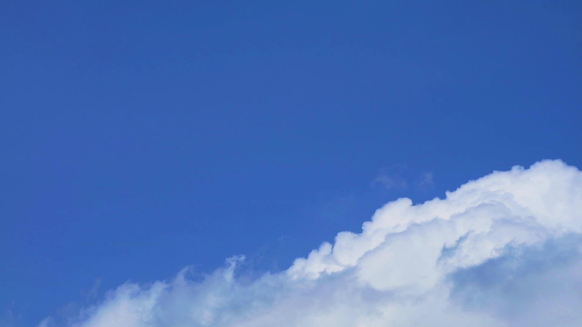冬天的蓝天白云视频的预览图