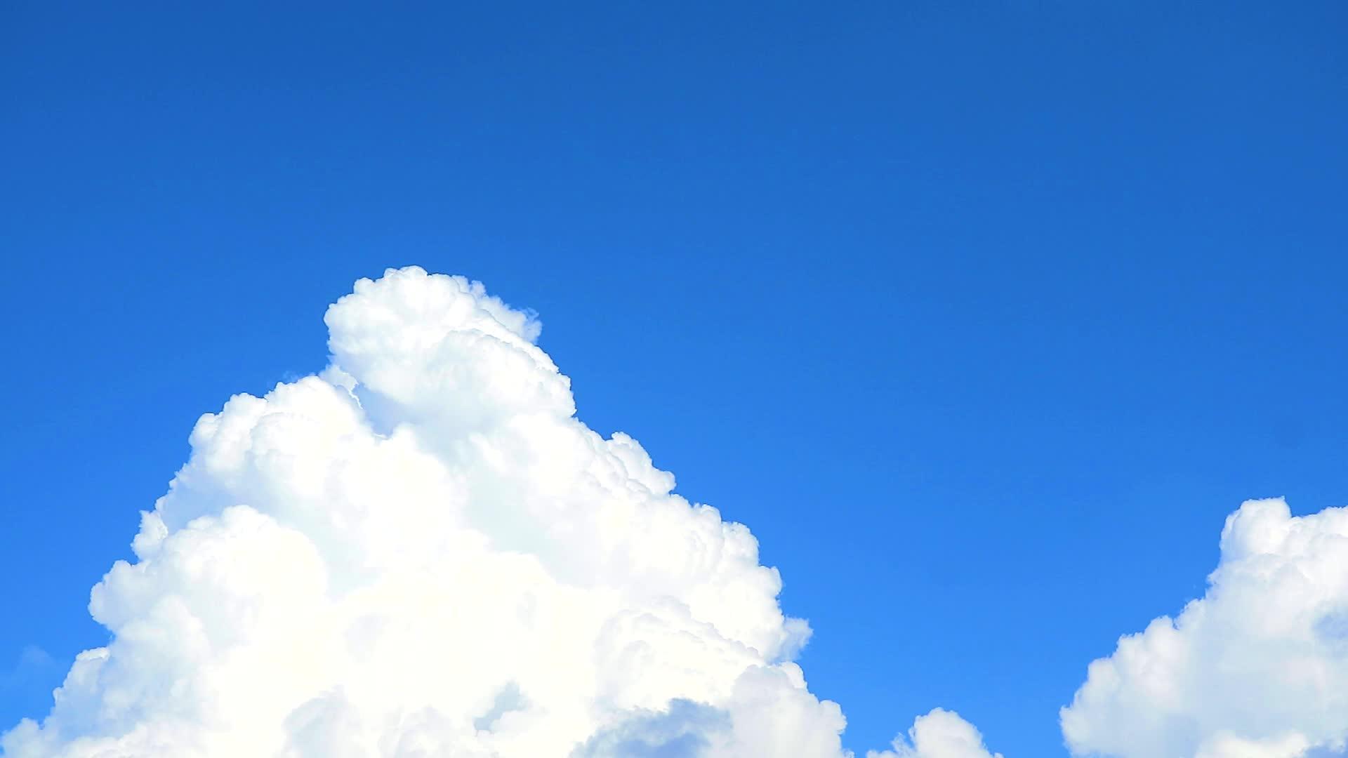 美丽的纯白云在蓝天上飘动视频的预览图