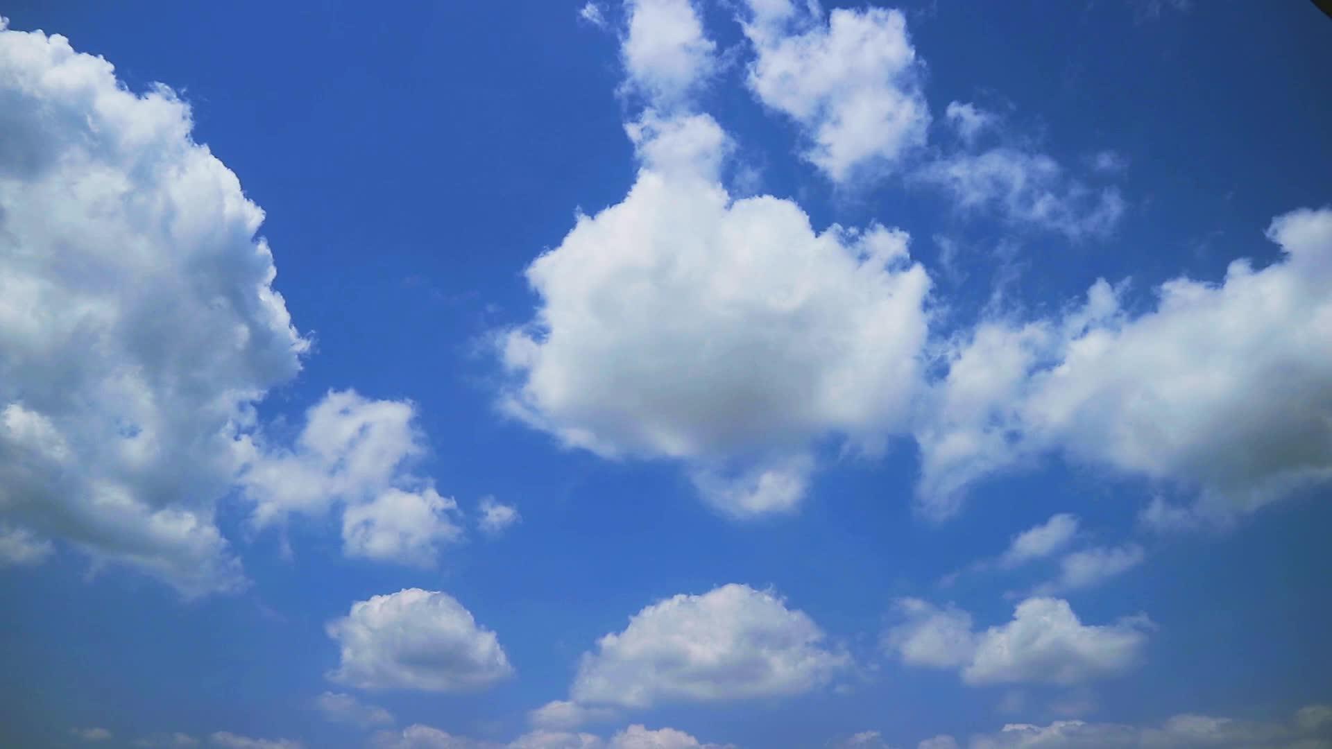 冬天的灰蓝天白云时间已经过去了视频的预览图