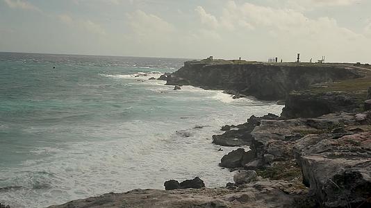 像岩石一样的海岸线崖俯冲于墨西哥妇女岛的海洋视频的预览图