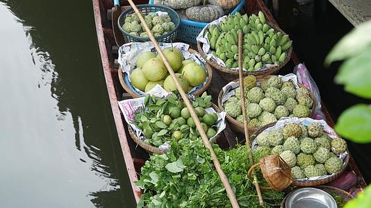 khlong运河长尾船和热带异国情调的热带水果视频的预览图