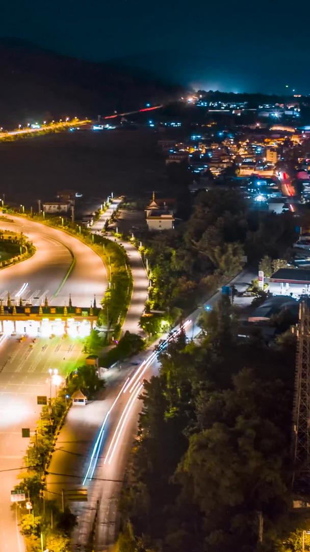 夜间高速公路城市交通流量视频的预览图