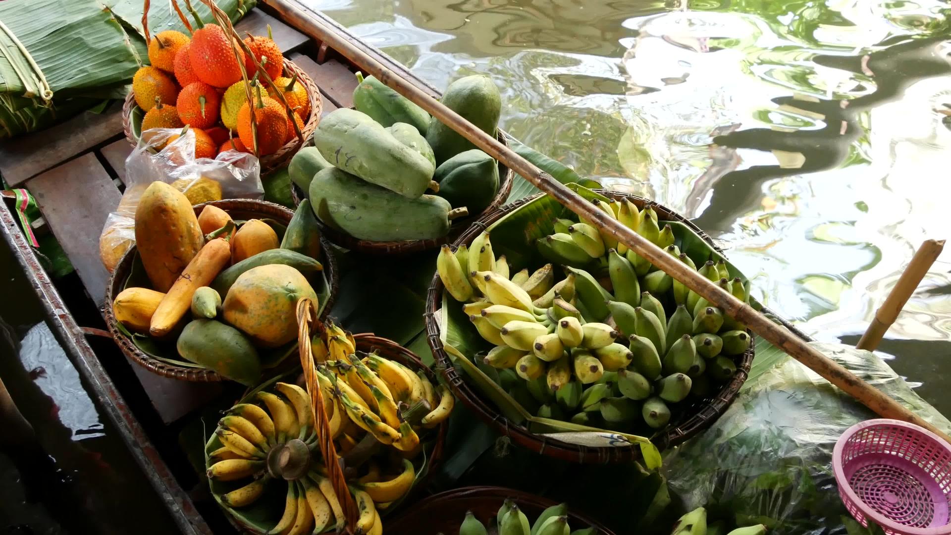 khlong运河长尾船和热带异国情调的热带水果视频的预览图