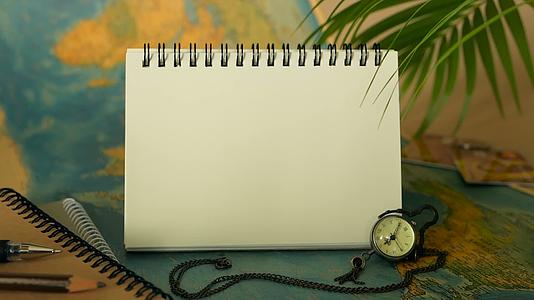 时间旅行概念热带度假主题和世界地图和笔记本有复制视频的预览图