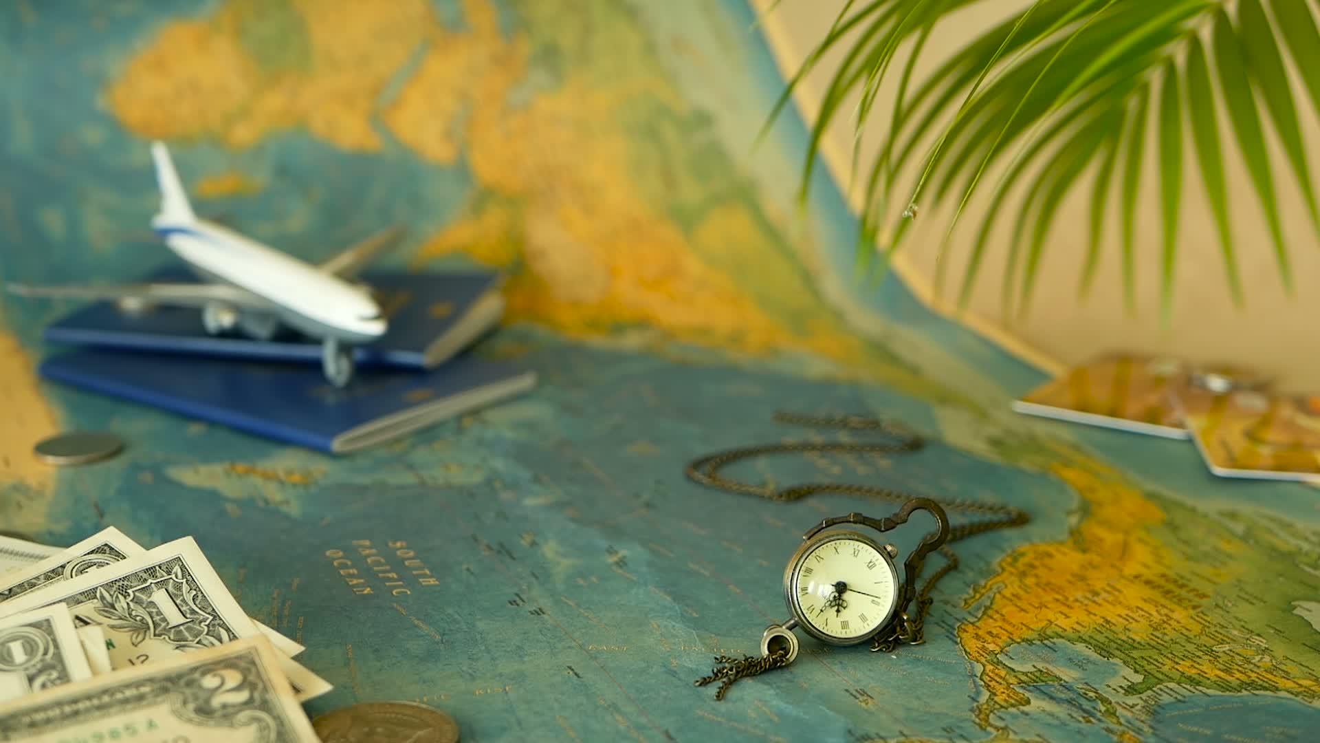 与世界地图蓝护照和飞机有关的热带假期的主题是周日旅行视频的预览图