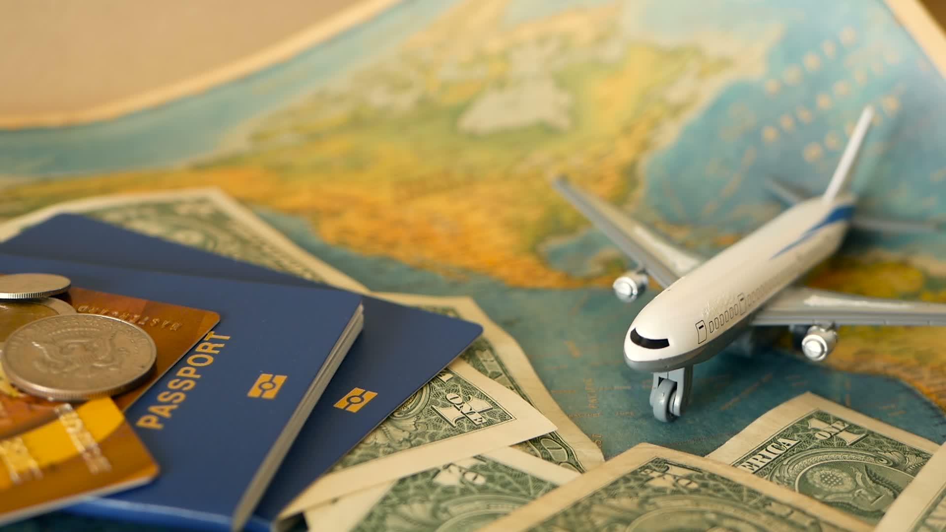 与世界地图蓝护照和飞机有关的热带假期的主题是周日旅行视频的预览图